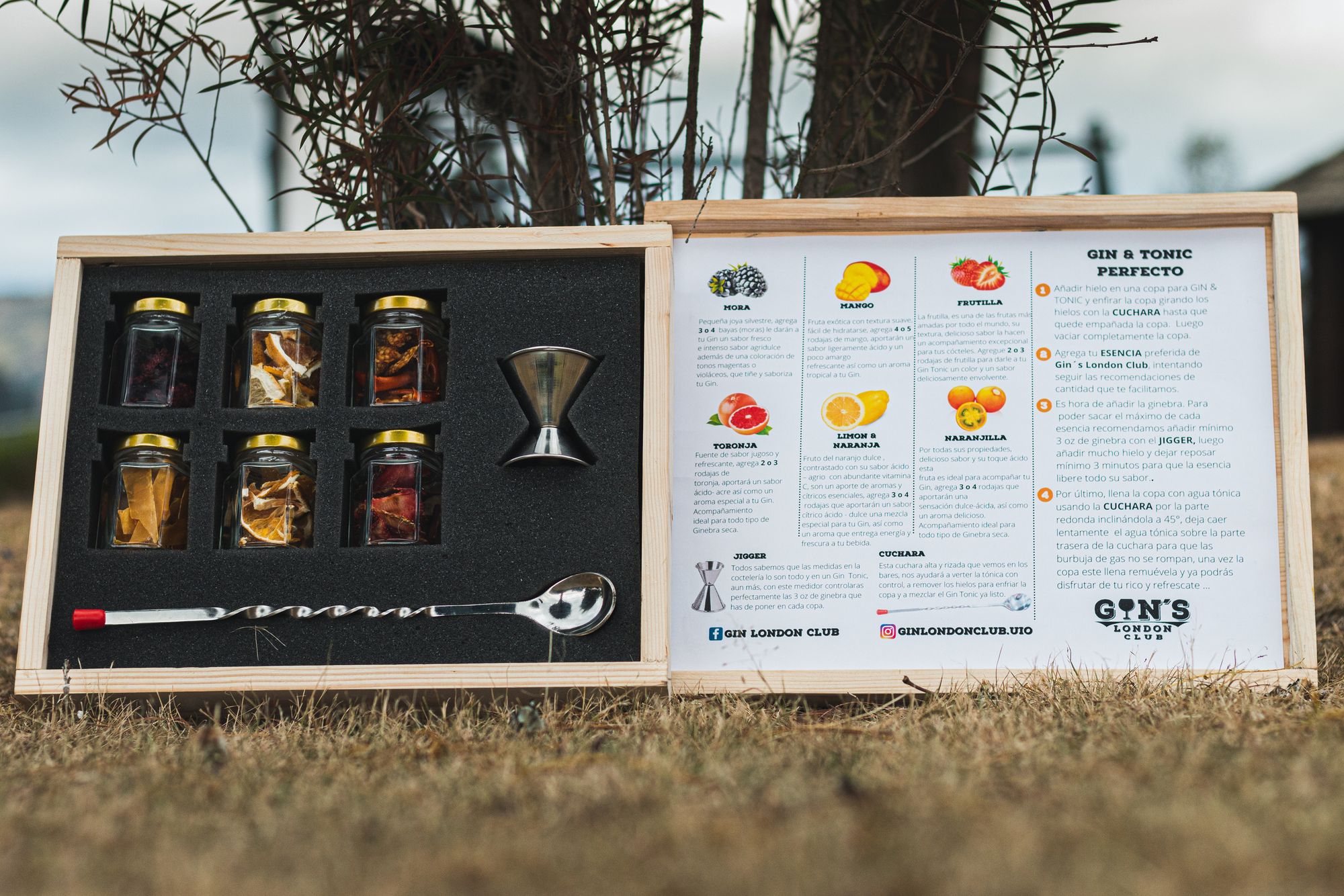 Kit Gintelman abierto: seis frascos de botánicos, jigger, cuchara de bar y guía del Gin & Tonic perfecto en caja de madera reciclada