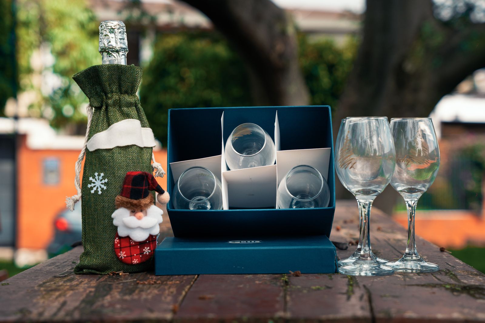 Kit Family Christmas: copas grabadas en caja azul y espumante en funda navideña